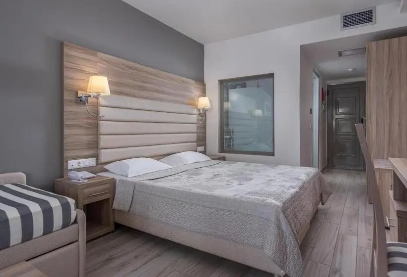 Deluxe Neljän Hengen Huone, Dionysos Hotel & Suites