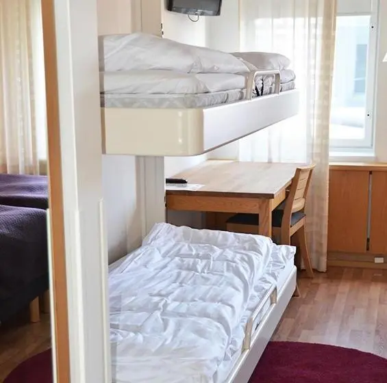 Standard Neljän Hengen Huone, Hesehotelli Turku Linja Autoasema