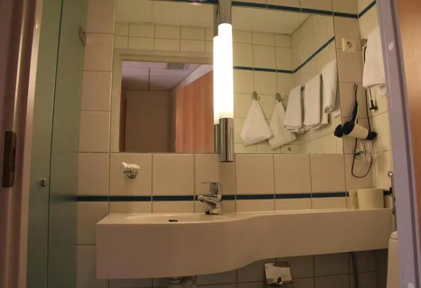 Standard Neljän Hengen Huone, Hesehotelli Turku Linja Autoasema