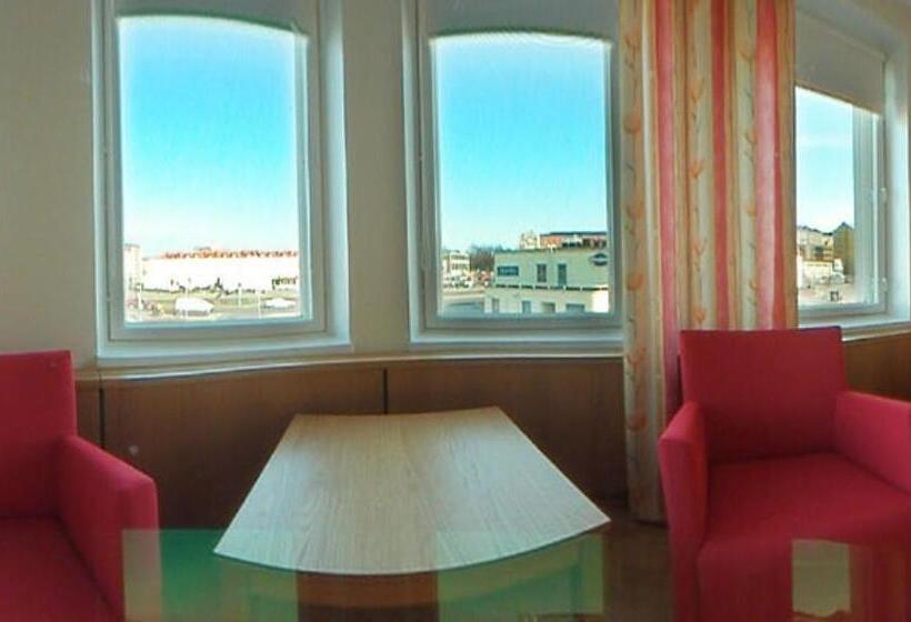 اتاق استاندارد چهار تخته, Hesehotelli Turku Linja Autoasema