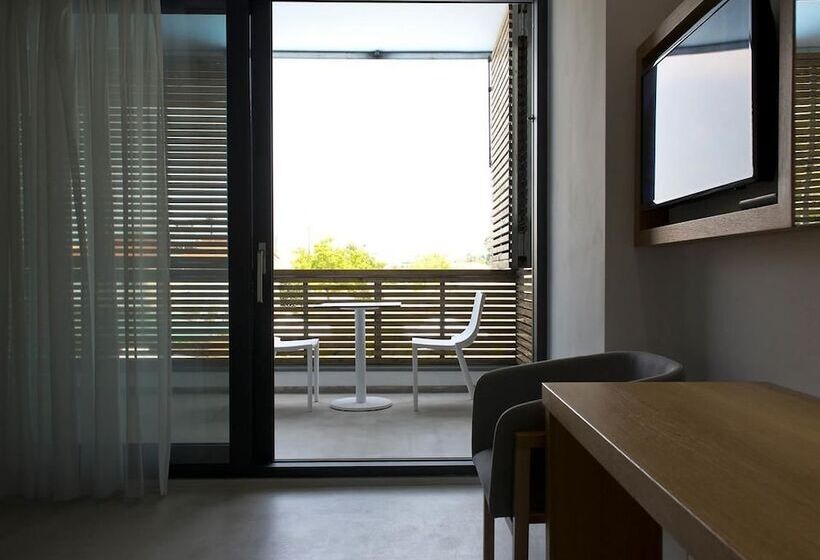 اتاق لوکس با چشمانداز استخر, The Oak