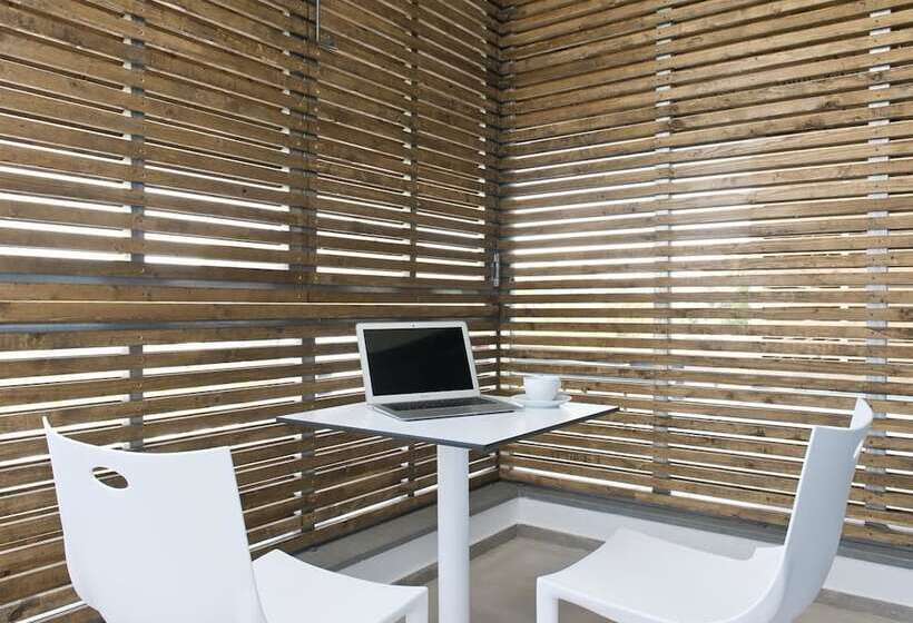 اتاق لوکس با چشمانداز استخر, The Oak