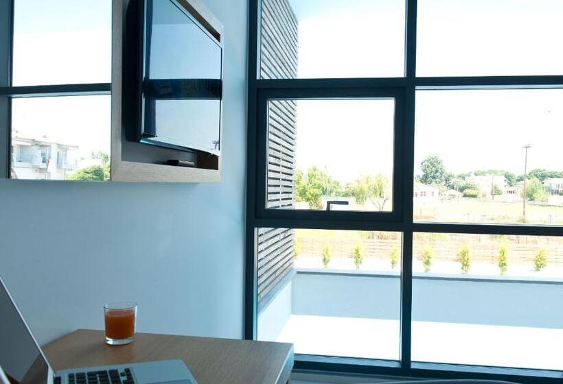 اتاق سوپریور با چشمانداز استخر, The Oak