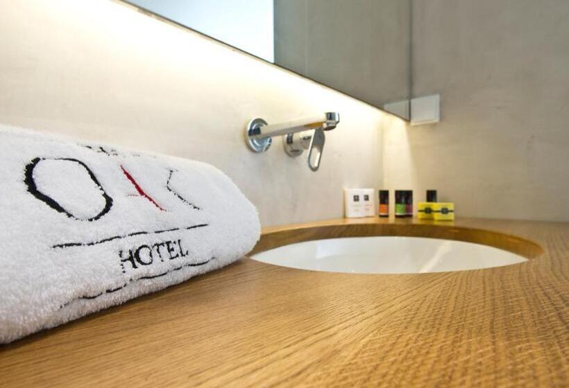 اتاق لوکس با چشمانداز استخر, The Oak