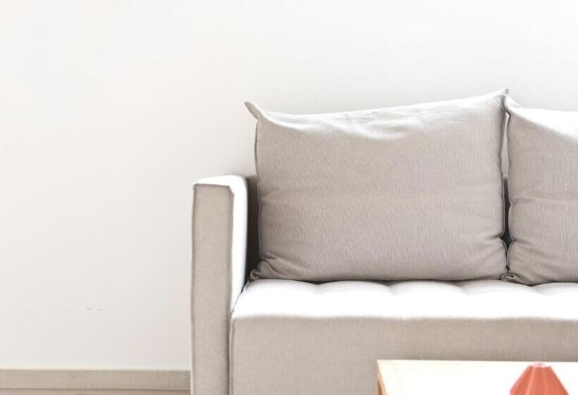 سوییت جونیور با چشمانداز استخر, The Oak