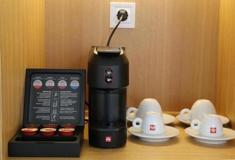 سوییت جونیور لوکس, The Oak