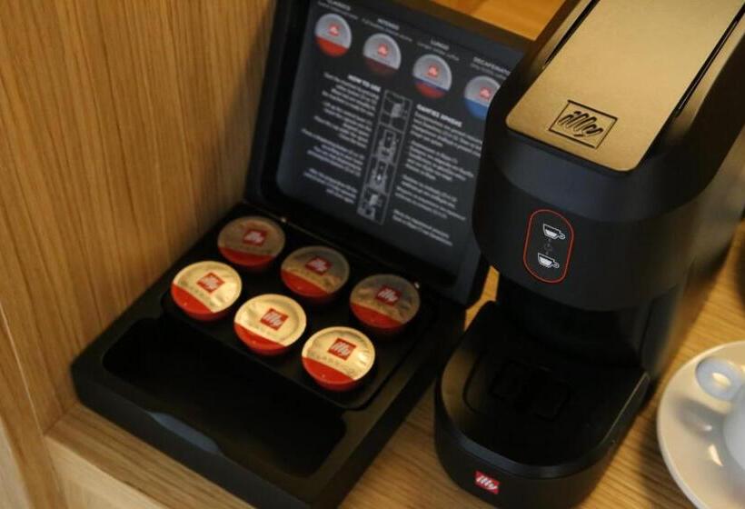 سوییت لوکس, The Oak