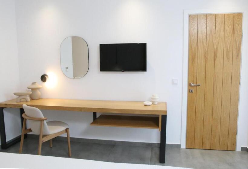 سوییت با چشمانداز باغ, The Oak