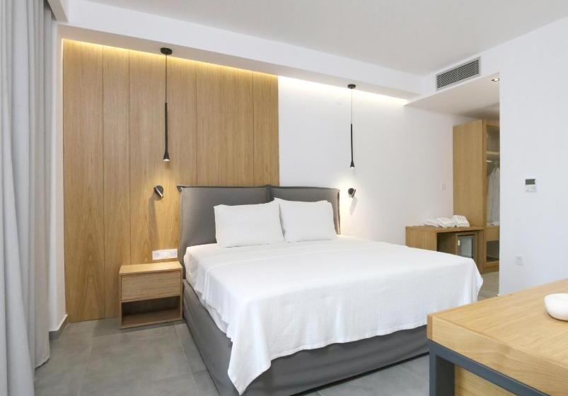 اتاق لوکس با تخت بزرگ, The Oak