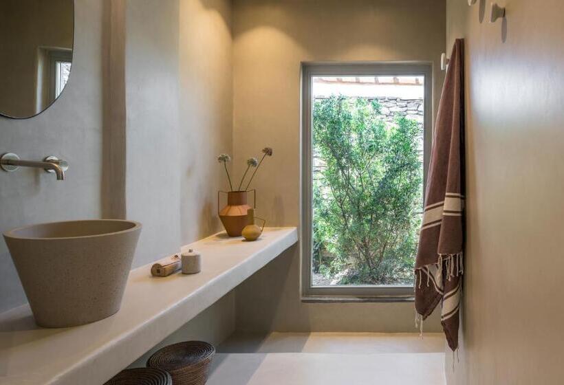 סוויטה עם בריכה, Verina Astra