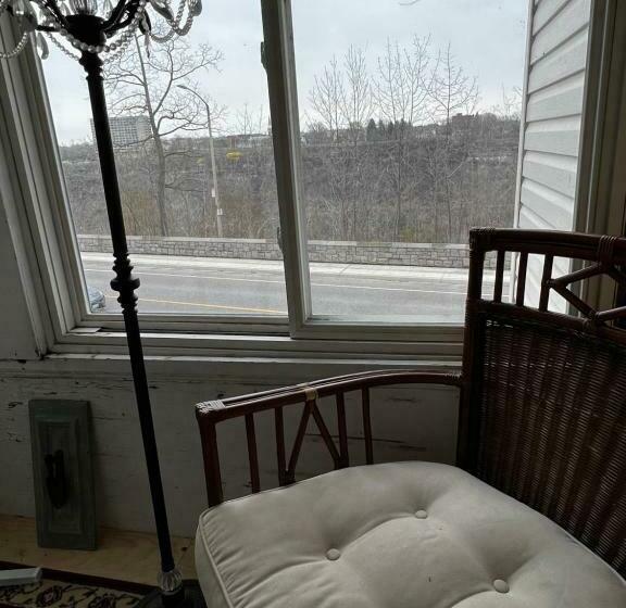 جناح ديلوكس, Adams Inn