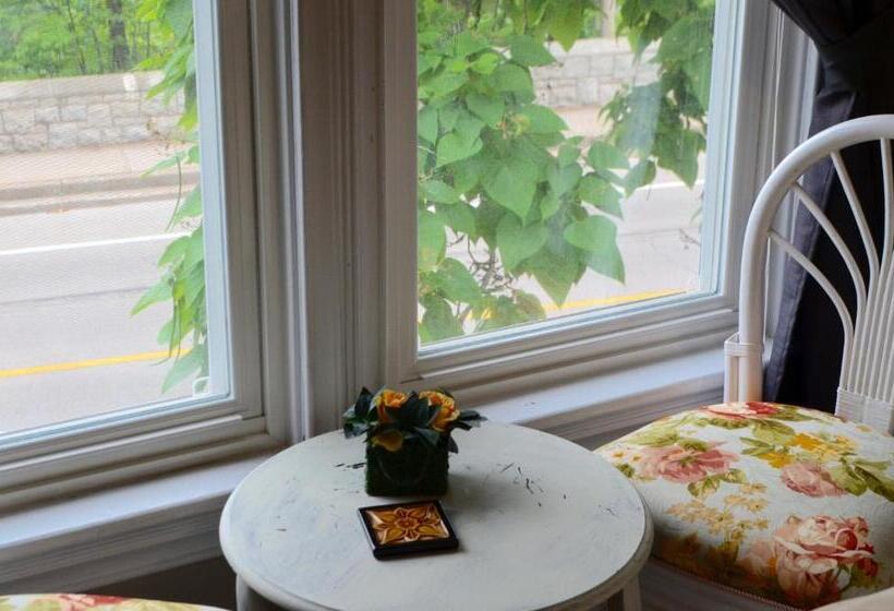 جناح ديلوكس, Adams Inn