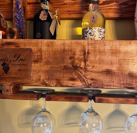 جناح عائلي, Adams Inn