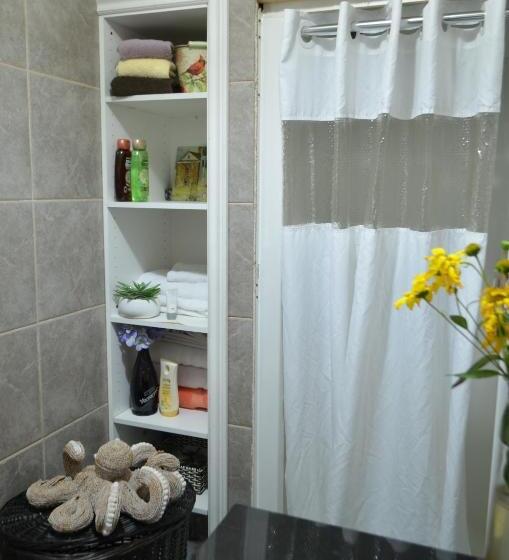 جناح عائلي, Adams Inn