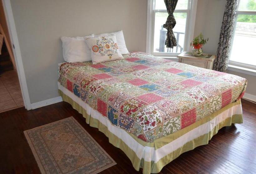 جناح عائلي, Adams Inn