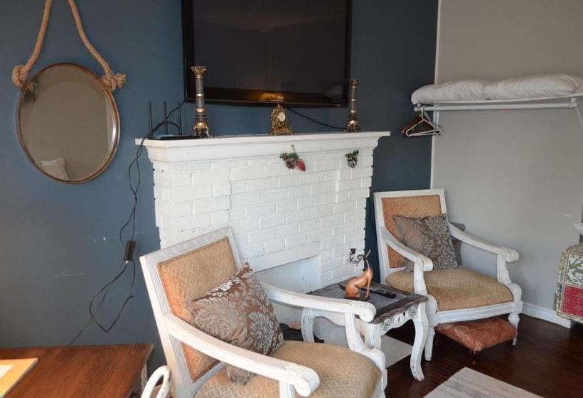 جناح عائلي, Adams Inn