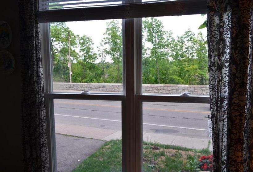 جناح عائلي, Adams Inn