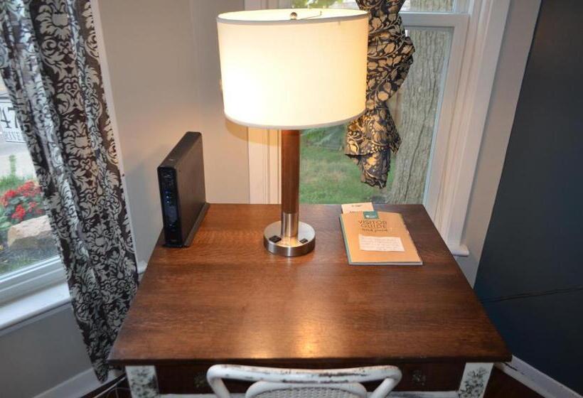 جناح عائلي, Adams Inn