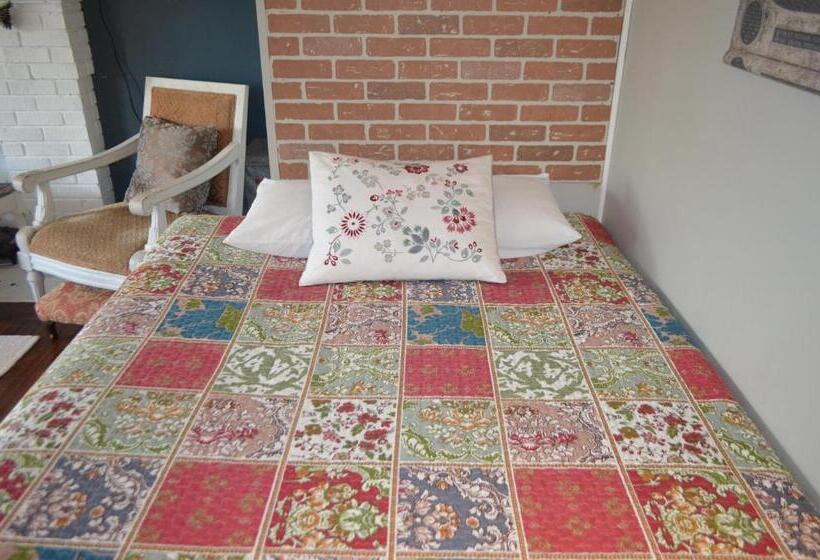 جناح عائلي, Adams Inn