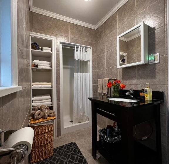 جناح عائلي, Adams Inn