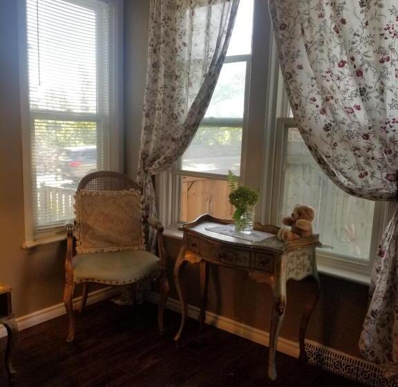 جناح عائلي, Adams Inn