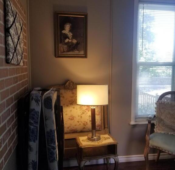 جناح عائلي, Adams Inn