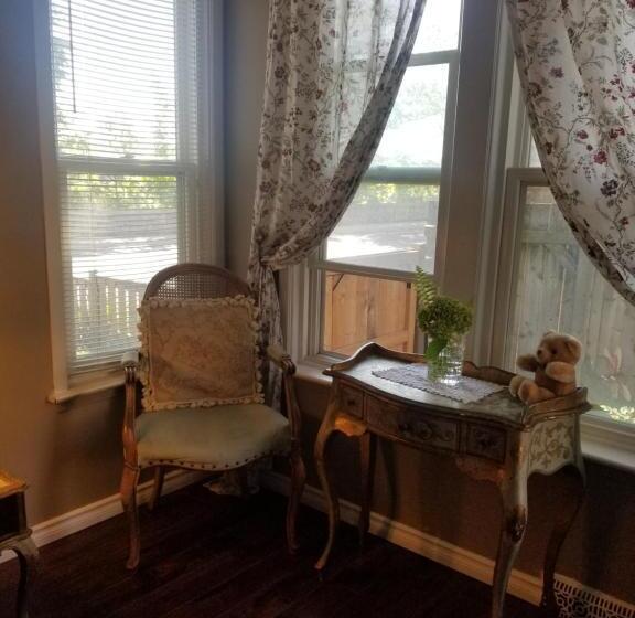 جناح عائلي, Adams Inn