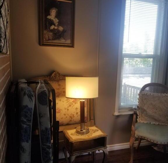 جناح عائلي, Adams Inn