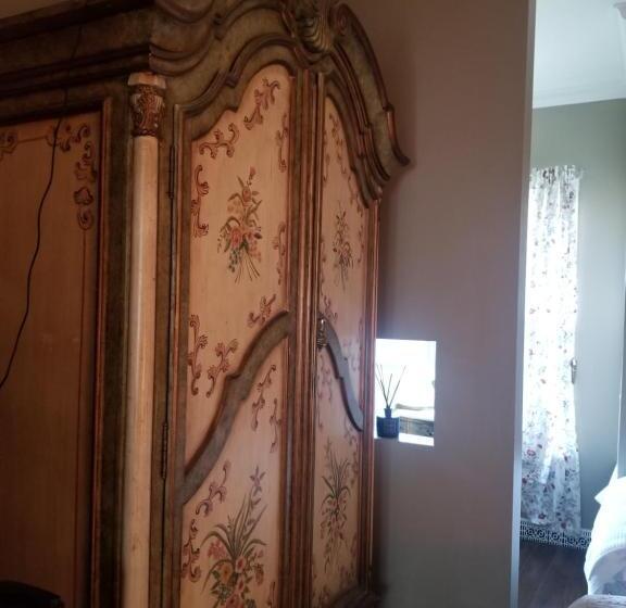 جناح عائلي, Adams Inn