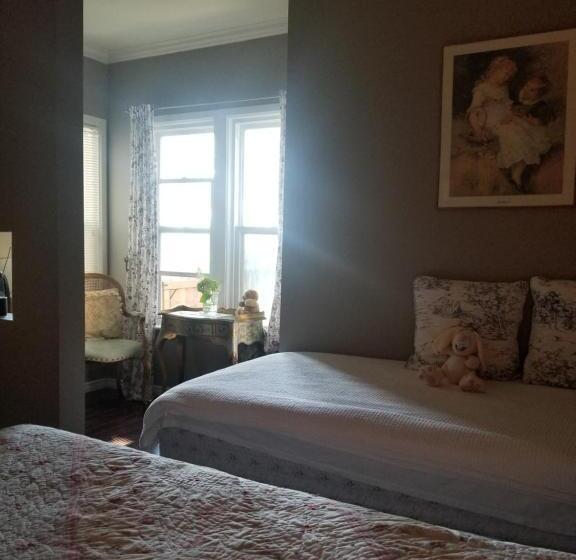 جناح عائلي, Adams Inn