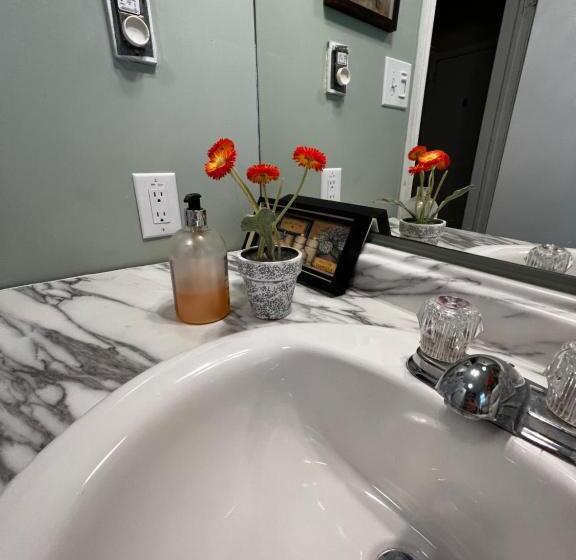 غرفة عائلية حمام مشترك, Adams Inn