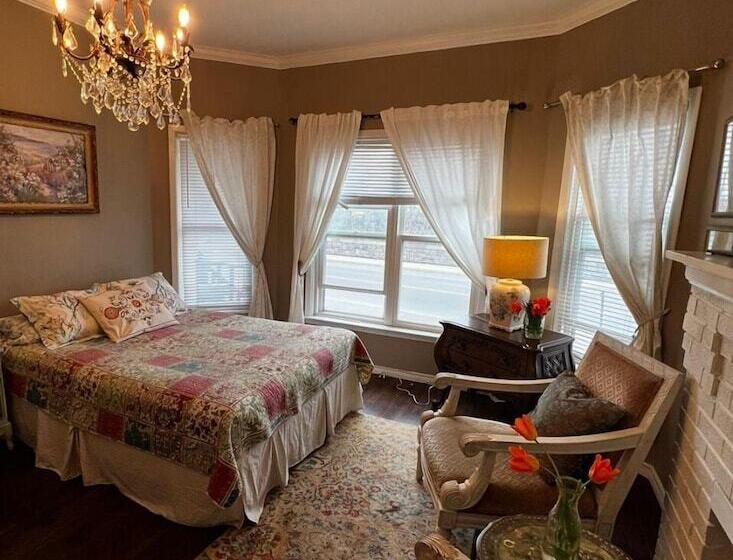 جناح عائلي, Adams Inn