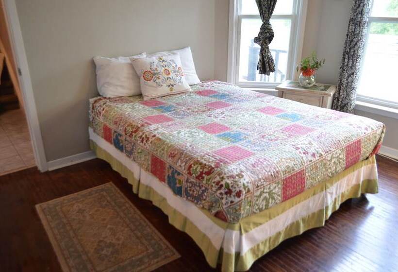 جناح عائلي, Adams Inn