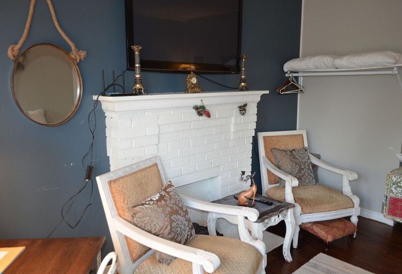 جناح عائلي, Adams Inn