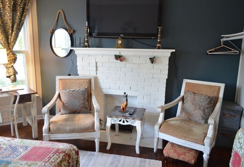 جناح عائلي, Adams Inn