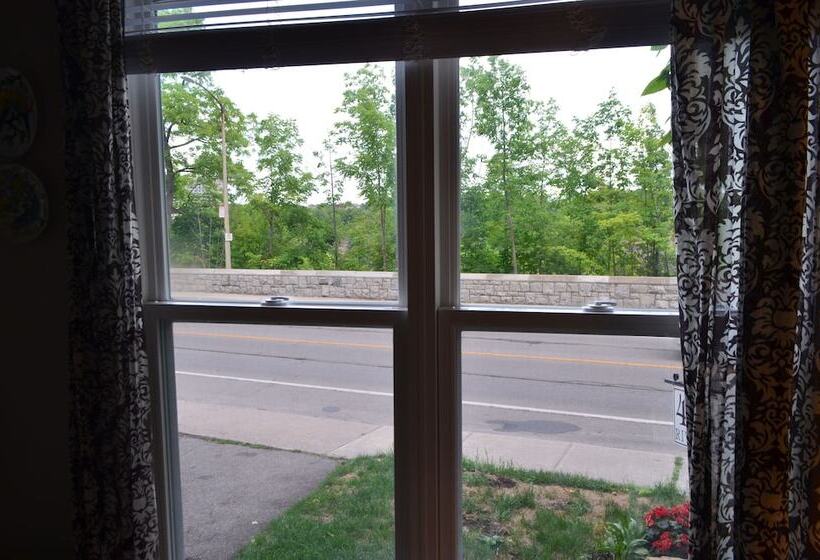 جناح عائلي, Adams Inn