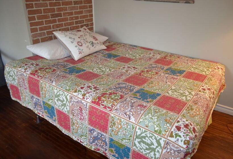 جناح عائلي, Adams Inn