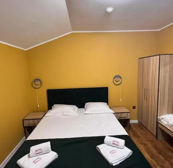 سوئیت با بالکن, Family Hotel Emaly 2