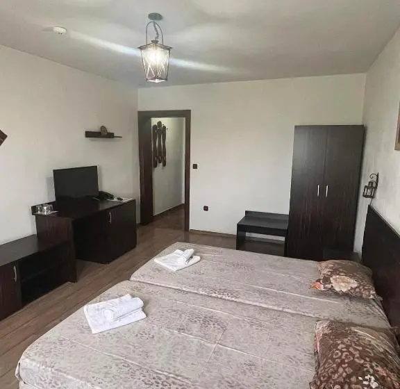 اتاق خانوادگی, Family Hotel Emaly 2