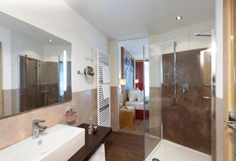 חדר סופריור, Amaten