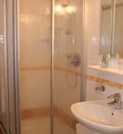 חדר משפחתי קלאסי, Amaten