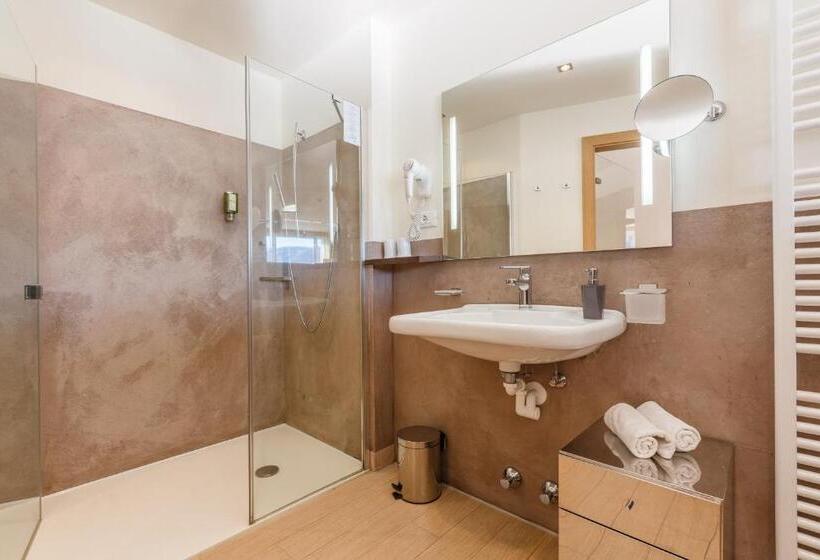 חדר סופריור, Amaten