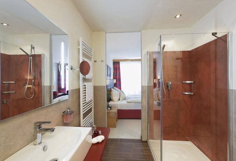 חדר סופריור, Amaten