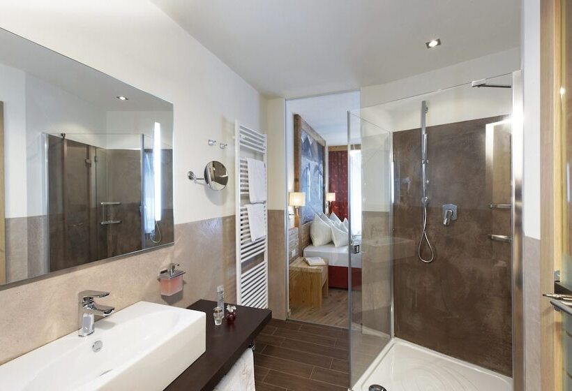 חדר סופריור, Amaten