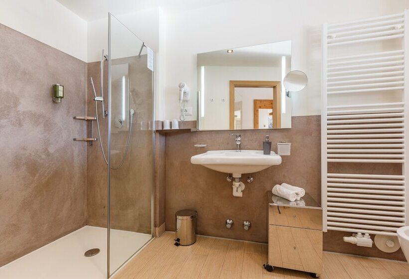 חדר סופריור, Amaten