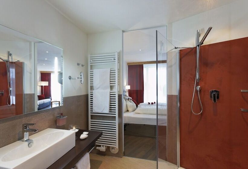 חדר סופריור, Amaten