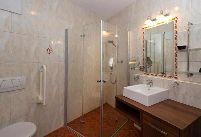 高级大房间, Engel