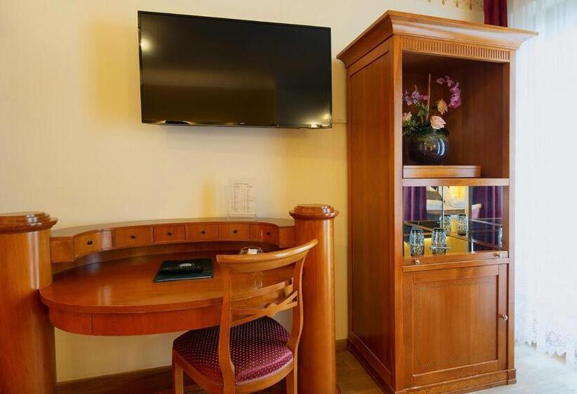 高级大房间, Engel