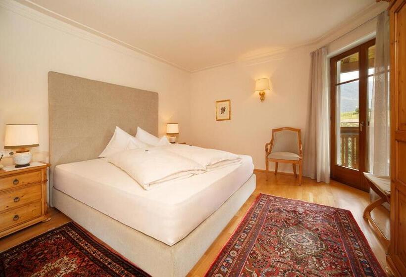 جناح, Girlanerhof