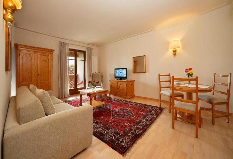 جناح, Girlanerhof